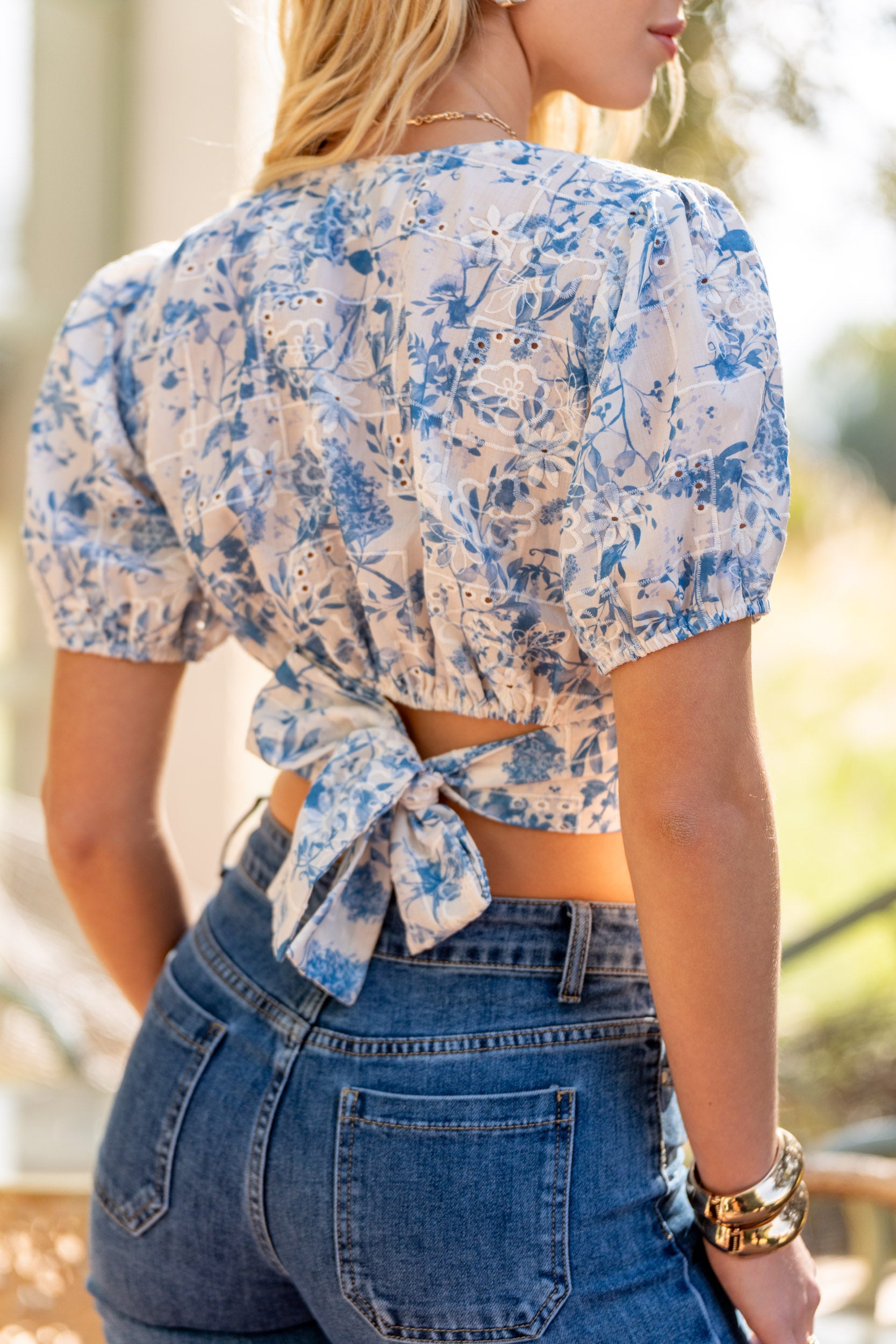 Blouse brodée Chloé avec nœud dans le dos