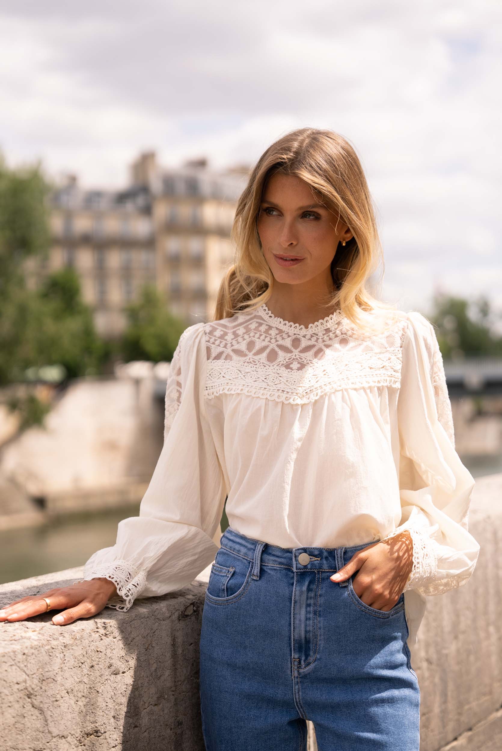 Blouse en coton et dentelle