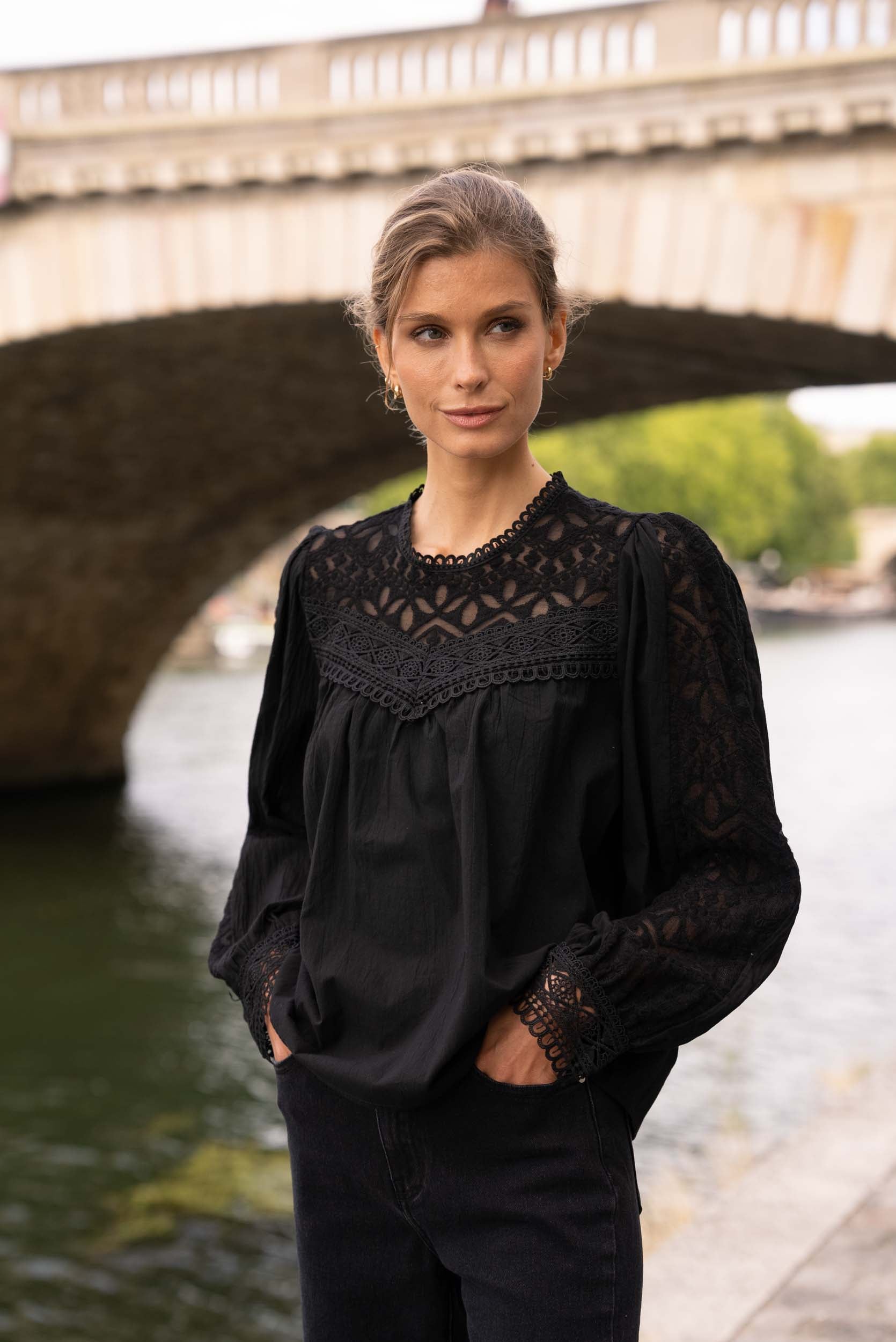 Blouse en coton et dentelle